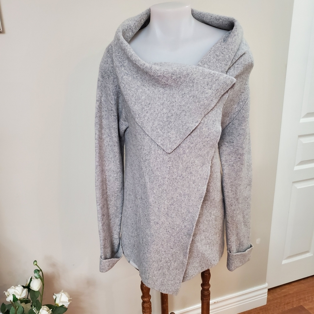 Italian Wool Elegant Gray Cardigan M-L 36-38 Bust, LIKE NEW, MADE IN ITALY